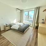 New Modern Near Tipos Arena With Parking דירה