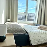 New Modern Near Tipos Arena With Parking דירה
